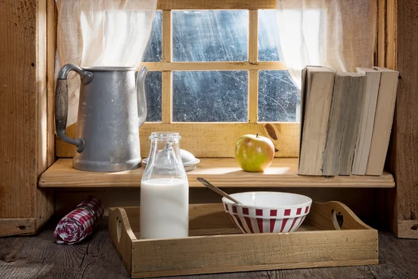 Zonnige ochtend ontbijt met melk, in de buurt van een venster — Stockfoto