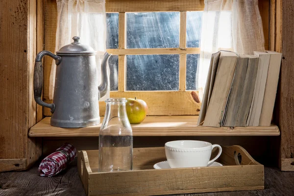 Zonnige ochtend ontbijt met melk, in de buurt van een venster — Stockfoto