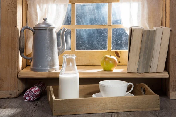 Colazione mattutina soleggiata con latte vicino a una finestra — Foto Stock