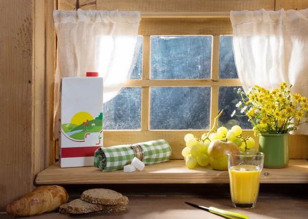 Frukost med mjölk, croissant, äpple och druva — Stockfoto