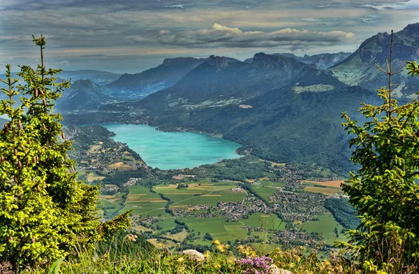 Horská krajina s jezerem ve francouzských Alpách — Stock fotografie