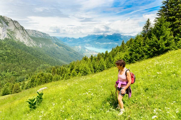 Kvinnan hiker på ett spår i de franska Alperna — Stockfoto