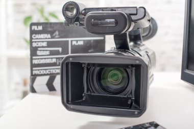 Profesyonel video kamera ile bir Klaket