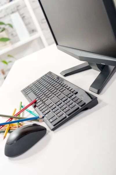 Un ordenador con teclado, ratón y lápices — Foto de Stock