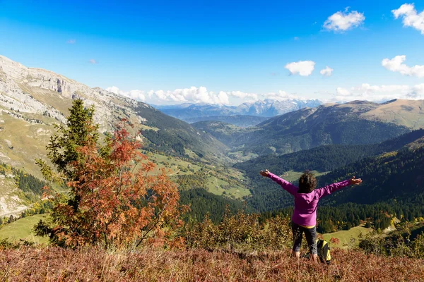 En kvinna vandrare på toppmötet i franska Alperna — Stockfoto