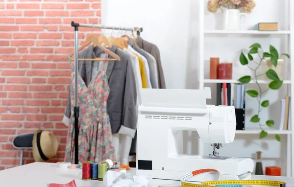 Taller de costura con accesorios y máquina de coser — Foto de Stock