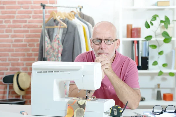 Мужчина средних лет в швейной мастерской — стоковое фото