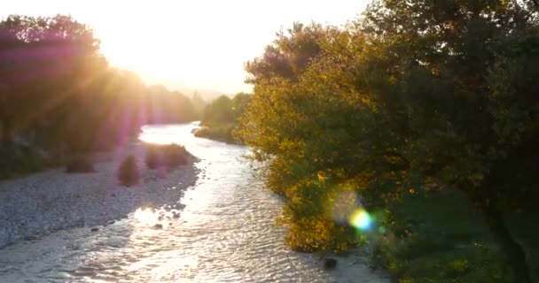 Sonnenuntergang über einem Fluss im Süden Frankreichs — Stockvideo