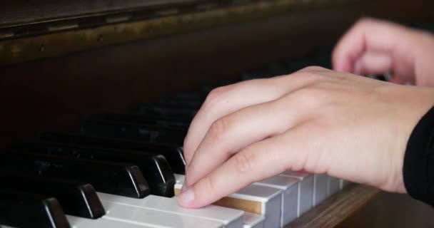 Primer plano de manos tocando el piano — Vídeo de stock
