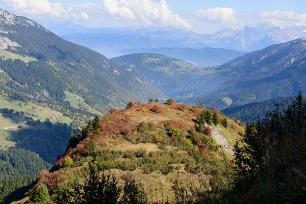 在阿尔卑斯山的秋季山景观。 — 图库照片