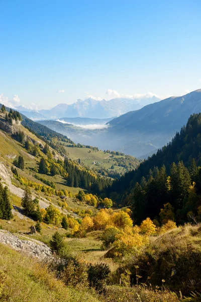 Paesaggio montano autunnale nelle Alpi — Foto Stock