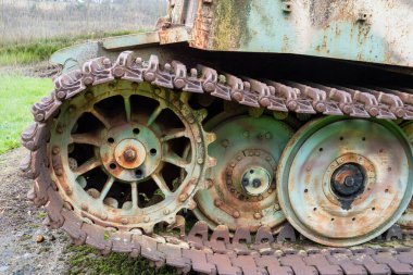 Bir tankın ön tekerleği eski ve paslıdır.,