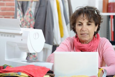 Güzel moda tasarımcısı dizüstü bilgisayarda çalışma