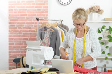 sarışın kadın Dikiş Atölyesi