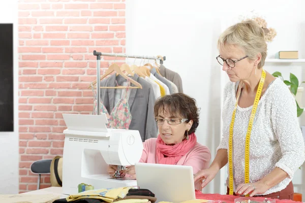 Birlikte kendi atölyesinde çalışan iki neşeli seamstresses — Stok fotoğraf