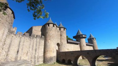 Sivri kuleleri ve taş köprüsü olan günışığı ortaçağ kalesi