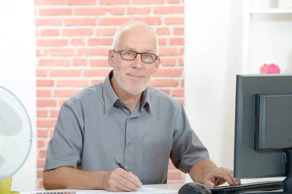 Senior affärsman arbetar på dator — Stockfoto