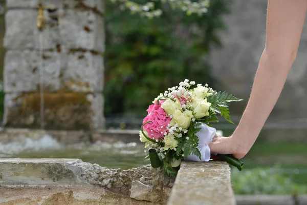 El ramo de boda de las flores en la mano la novia — Foto de Stock