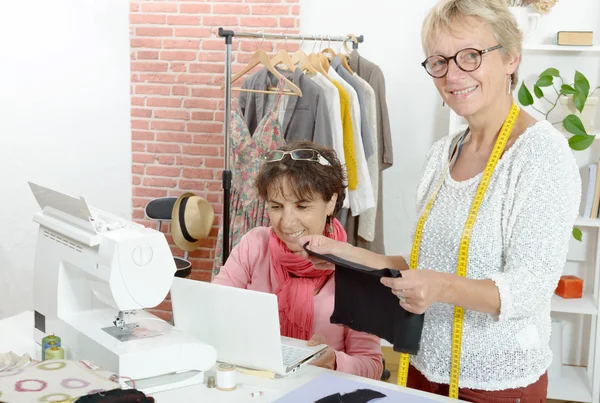 Birlikte kendi atölyesinde çalışan iki neşeli seamstresses — Stok fotoğraf