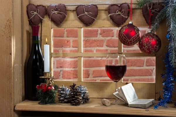 Sklenku vína na okno, Vánoční dekorace — Stock fotografie