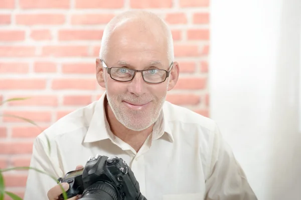 Portrait of a middle-age smiling photographer — Stock Photo, Image