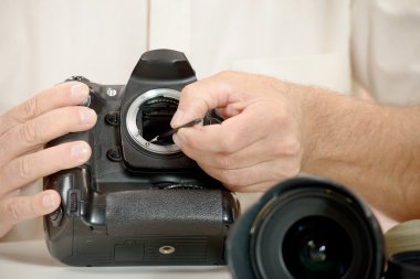 Onun fotoğraf makinesinin sensör temizleme fotoğrafçı