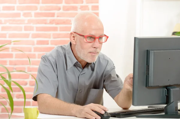 Senior zakenman werken op de computer — Stockfoto