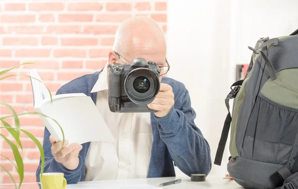 Photographer with the camera and notice — Stock Photo, Image