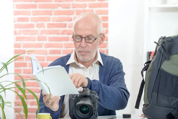 Fotógrafo con la cámara y aviso — Foto de Stock