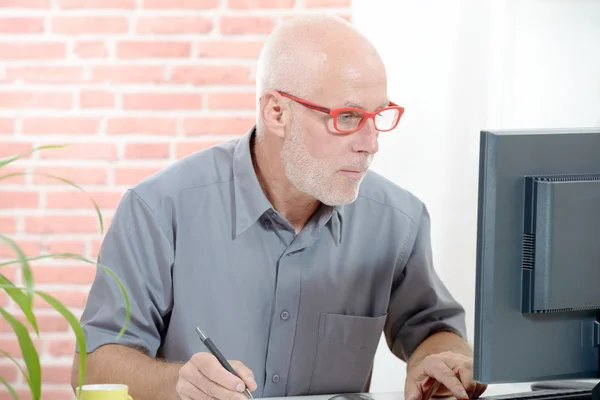 Senior zakenman werken op de computer — Stockfoto