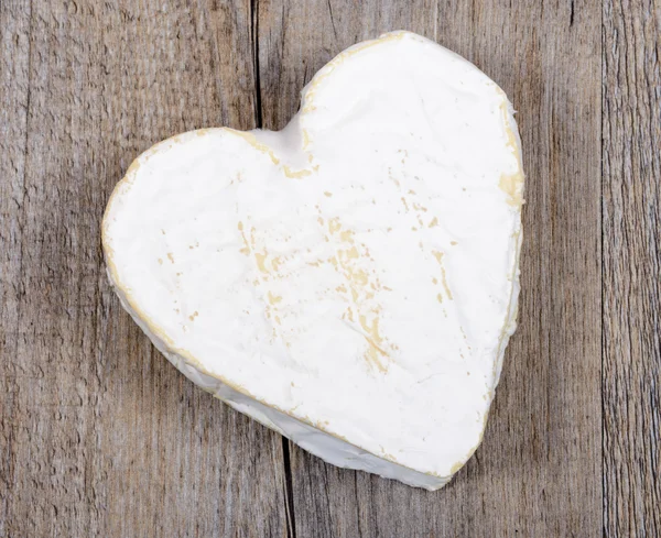 심장 모양의 테이블에 Neufchatel 치즈 — 스톡 사진