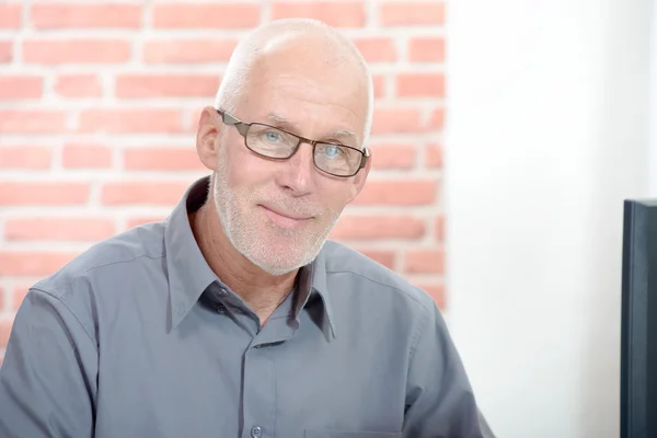 Portrait of senior businessman with eyeglasses — Stock Photo, Image