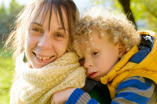 一个金发碧眼的小男孩和他的妈妈在外面玩 — 图库照片