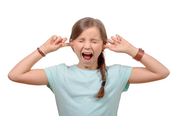 Ung flicka stannar hans öron med händerna och sluter sina ögon — Stockfoto
