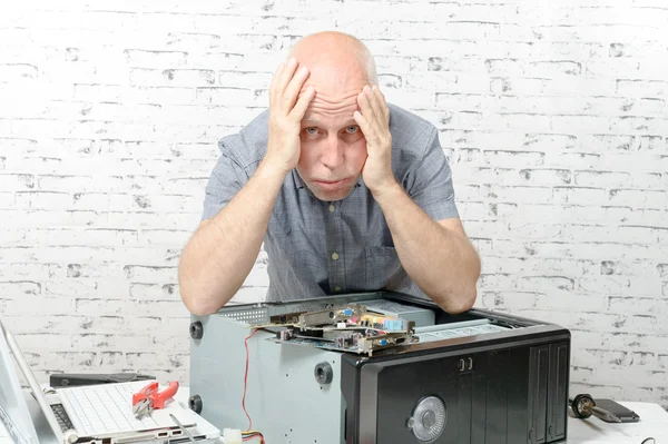 A man has a problem with his computer — Stock Photo, Image