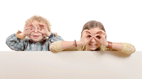 Kleine Mädchen und Jungen schauen durch ein imaginäres Fernglas, — Stockfoto