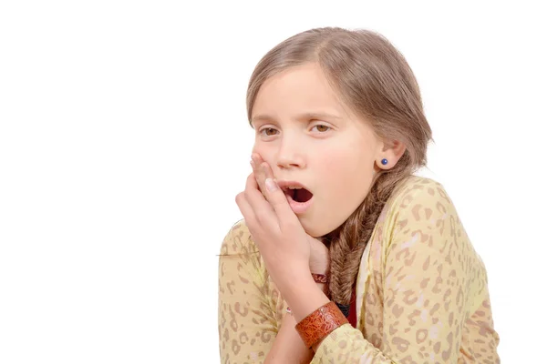 Красивая маленькая девочка с зубной болью — стоковое фото