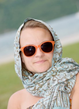 genç bir kadının bir eşarp ve güneş gözlüğü ile çalışma