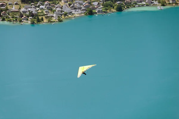 Parapente sobre un lago en los Alpes —  Fotos de Stock