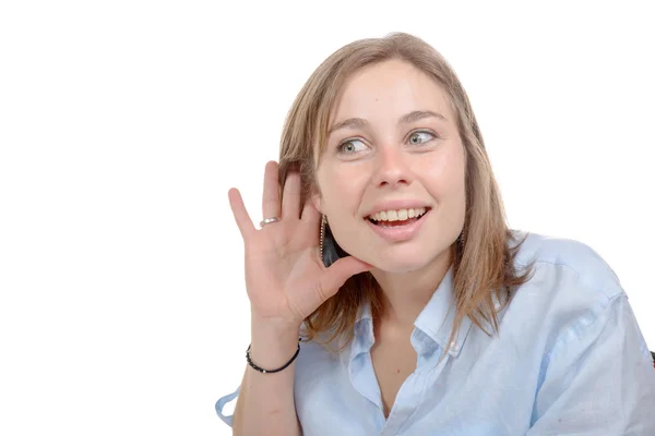 Frau hört mit der Hand auf Ohr. — Stockfoto