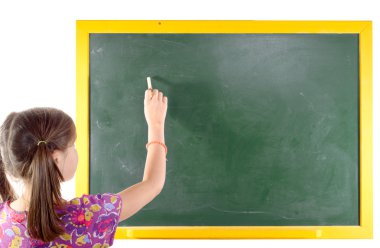 İlk sınıf öğrencisi bir kız yeşil tahtaya yazma