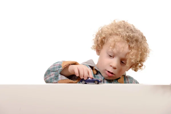 Маленький мальчик с игрушечной машиной — стоковое фото