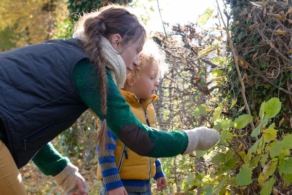 少年と彼の母親は、秋の日 — ストック写真