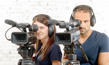 bir erkek ve bir kadın profesyonel video kameralar ile