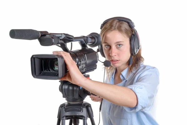 Mujer joven con una cámara de vídeo y auriculares — Foto de Stock