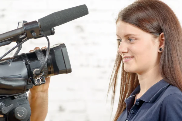 A young woman journalist looks at the camera — Stock Photo, Image