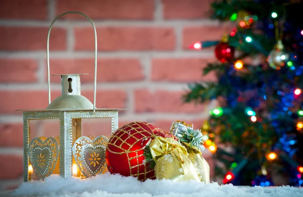 Decoração de Natal com uma lanterna — Fotografia de Stock