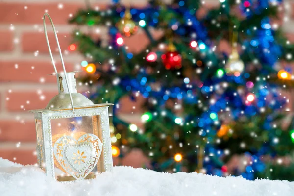 Fundo de Natal com lanterna ardente na neve e bokeh — Fotografia de Stock