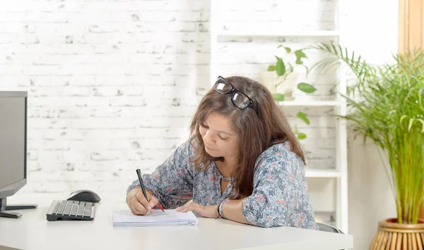 Chica estudiante trabajando en su tarea — Foto de Stock