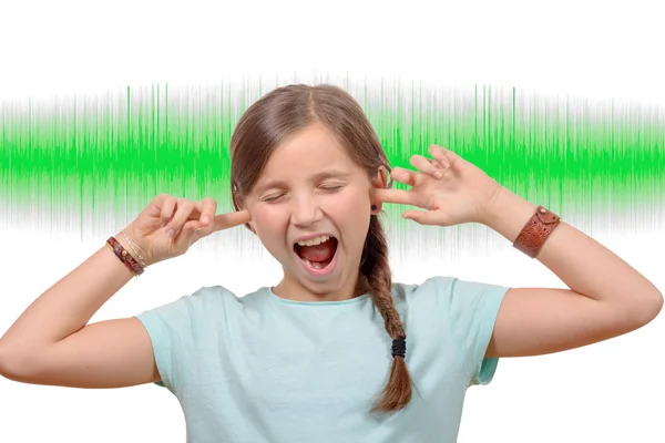 Una chica cubre sus oídos, la onda de sonido en el fondo —  Fotos de Stock